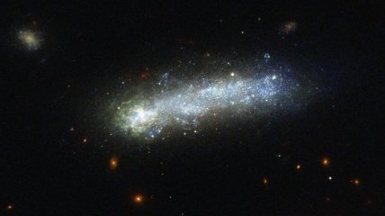 Hubble заснял редкую галактику-головастик с "детским лицом"