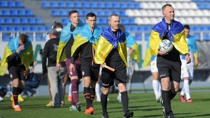 Рефери выносит мяч на игру чемпионата Украины