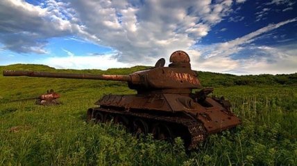 Ржавеющая броня: брошенные танки, ставшие частью природного ландшафта (Фото)