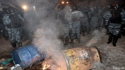 "Беркут" начал штурм баррикад по ул. Институтской 