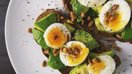 Овсянка с тунцом или тост с авокадо: Анита Луценко поделилась списком полезных завтраков