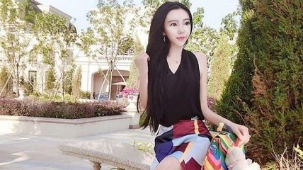 Китайская блогерша стала местной звездой благодаря странной фигуре (Фото)
