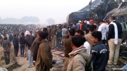 Число жертв в результате крушения поезда в Индии увеличилось