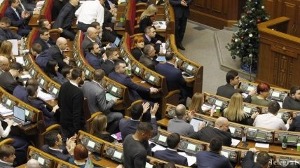 Во время утреннего заседания Рада три раза уходила на перерыв