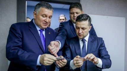 Зеленский первым из украинцев получил ID-карту с электронной подписью