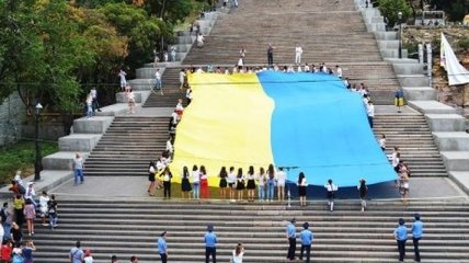 В Одессе развернули 24-метровый флаг Украины (Видео)
