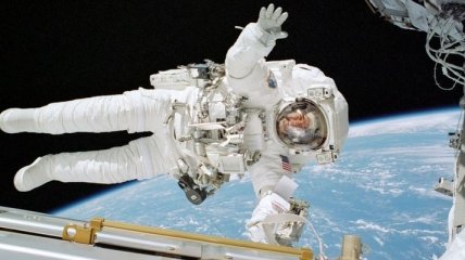 NASA транслирует выход космонавтов МКС в открытый космос