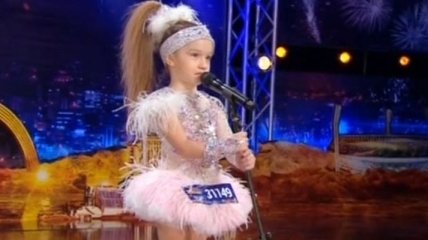 "Україна має талант-8": 4-летняя девочка зарядила позитивом всех зрителей (Видео)