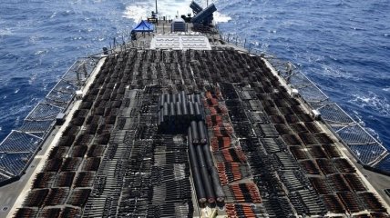 Флот США перехватил переброску российских ракет на судне без опознавательных знаков (фото)