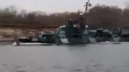 Рыбак снял на видео, как Россия перебрасывает военные катера в Азовское море