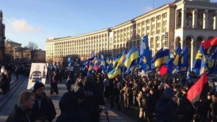 Под Радой активисты требуют отставки Яценюка