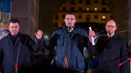 Лидеры оппозиции выступили со сцены Майдана в Украине