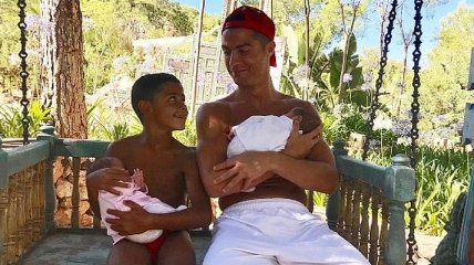 Португальский хирург раскритиковал Роналду за "покупку" детей