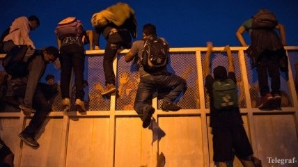Мигранты попытались прорваться в испанскую автономию в Африке