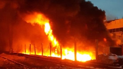 В Полтаве горел завод: к тушению привлекли пожарный поезд