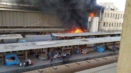 Масштабный пожар в Каире: поезд столкнулся с ограждением