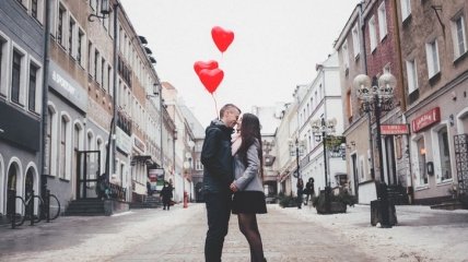 Чем порадовать свою вторую половинку в День всех влюбленных: идеи подарков парню 14 февраля