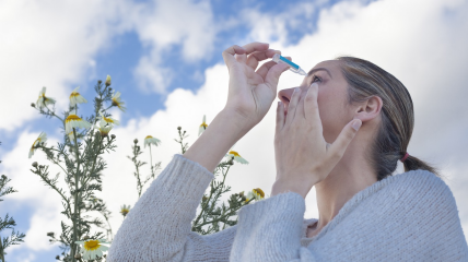 Люди с аллергией летом часто страдают от воспаления глаз