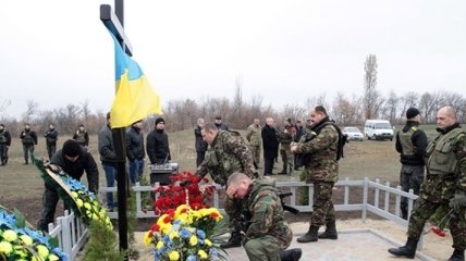 На Донетчине открыли памятный крест погибшему экипажу Ми-8