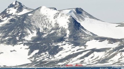 Над Антарктидой ищут пропавший самолет