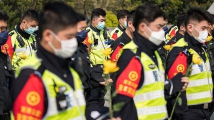 День траура: в Китае почтили память погибших от коронавируса (Видео)