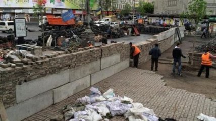 В центре Киева перестраивают баррикады (Фото, Видео)