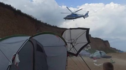 "От потока ветра палатки сровняло с землей": под Одессой "вертолет олигарха" испортил людям отдых (видео)