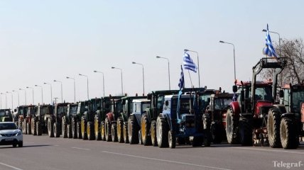 Греческие фермеры продолжают блокировать дороги тракторами 