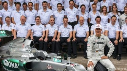 Mercedes AMG сильно переживает за Шумахера