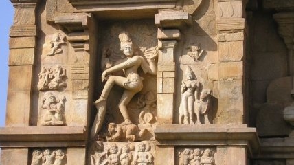 Похороненный в песке: в Индии раскопали 300-летний храм Шивы (Видео)