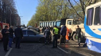 Отказали тормоза: в Днепре КрАЗ снес 10 автомобилей, есть пострадавшие 
