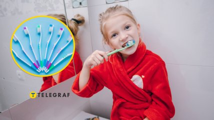 Девочка чистит зубы