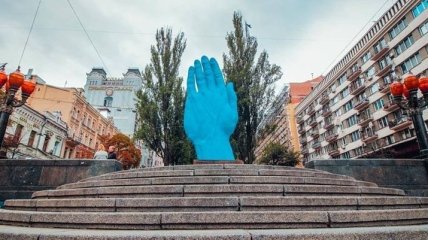 В столице установили гигантскую синюю руку