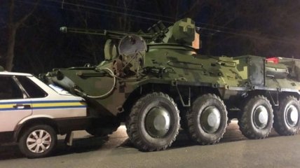 В Киеве БТР протаранил машину военной инспекции (Видео)