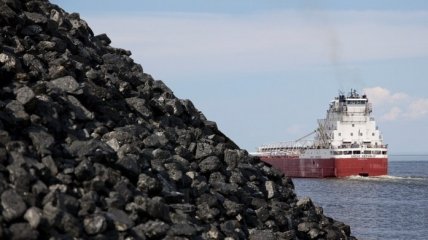 После введения запрета на импорт российского угля  в ЕС специалисты Adelon внедрили новый тип перевалки на рейде с судна на судно
