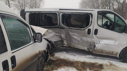 Под Тернополем в аварии "схлестнулись" Opel и Peugeot: много пострадавших (фото)