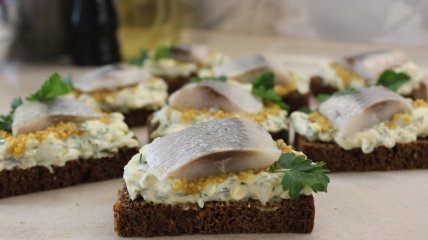 Бутерброды с селедкой