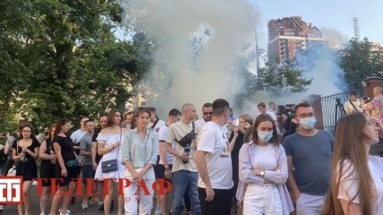 На концерте российского рэпера Басты в Киеве в ход пошли дымовые шашки (фото, видео)