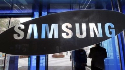 Samsung показала складной смартфон с гибким экраном
