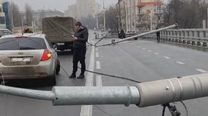 Момент обрушения столбов на Шулявском мосту в Киеве попал на видео