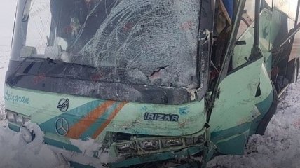 Возле Мариуполя пассажирский автобус столкнулся с "Нивой": есть жертвы 
