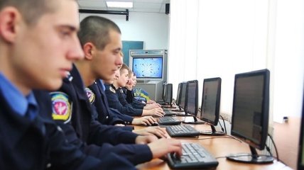 В Харькове выпустили спецагентов и инспекторов киберполиции