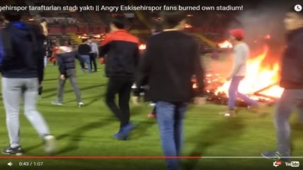 Болельщики турецкого "Эскишехирспора" сожгли стадион (Видео)
