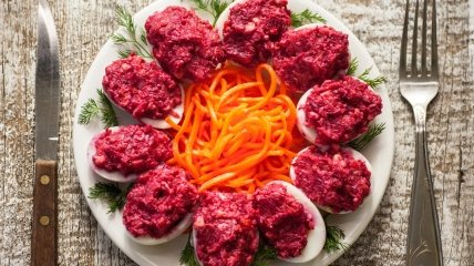 Фаршированные яйца с сельдью и свеклой