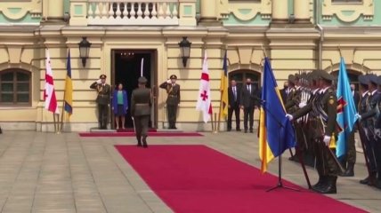 Военный оконфузился во время встречи Зеленского с президентом Грузии: момент попал на видео