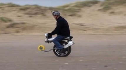 Чудо техники: одноколесный самобалансирующийся электромотоцикл (Видео)