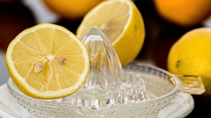 Лимонный сок от всех болезней: целебные и вредные свойства