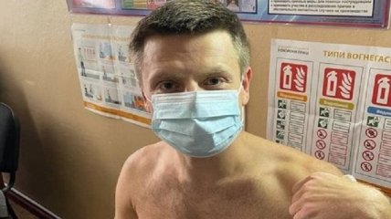Украинский нардеп привился от коронавируса и взбудоражил сеть голым торсом (фото)