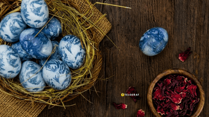 Яйця можна фарбувати за допомогою каркаде