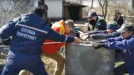 На Киевщине спасатели достали 30-летнего мужчину из колодца (Видео)